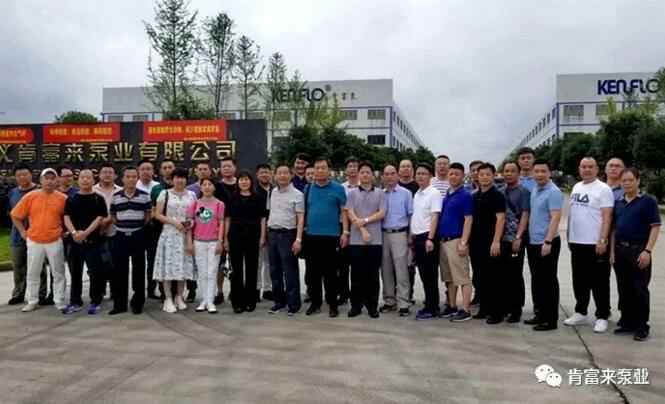 与会人员在遵义星空官方站登录入口-星空online(中国)有限公司大门口合影留念